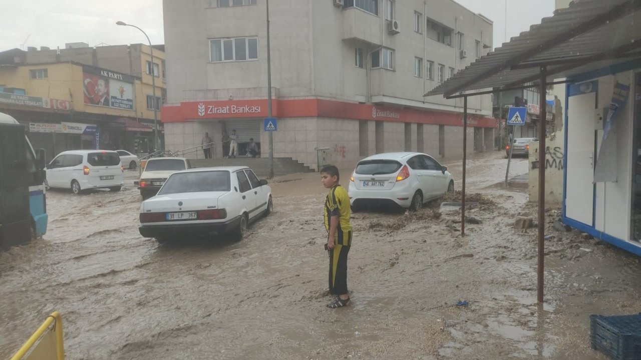 Hatay Kırıkhan’da fırtına ve şiddetli yağış
