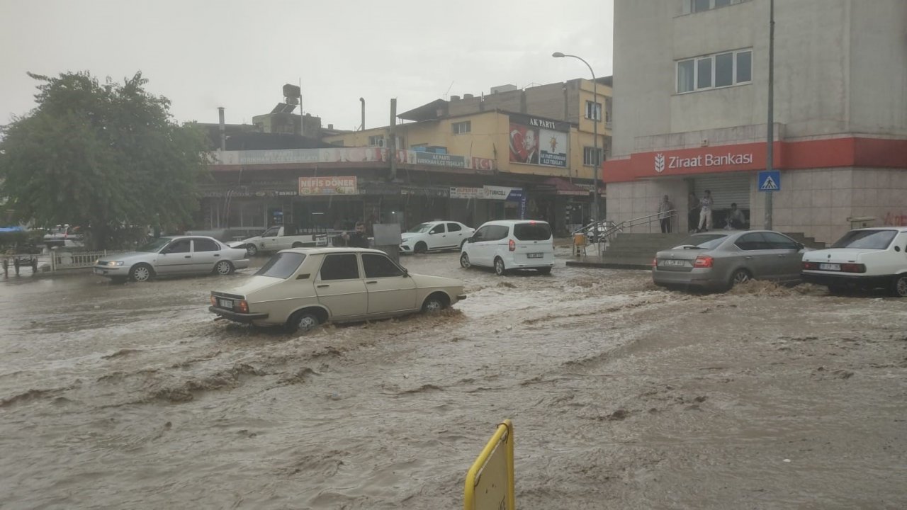 Hatay Kırıkhan’da fırtına ve şiddetli yağış