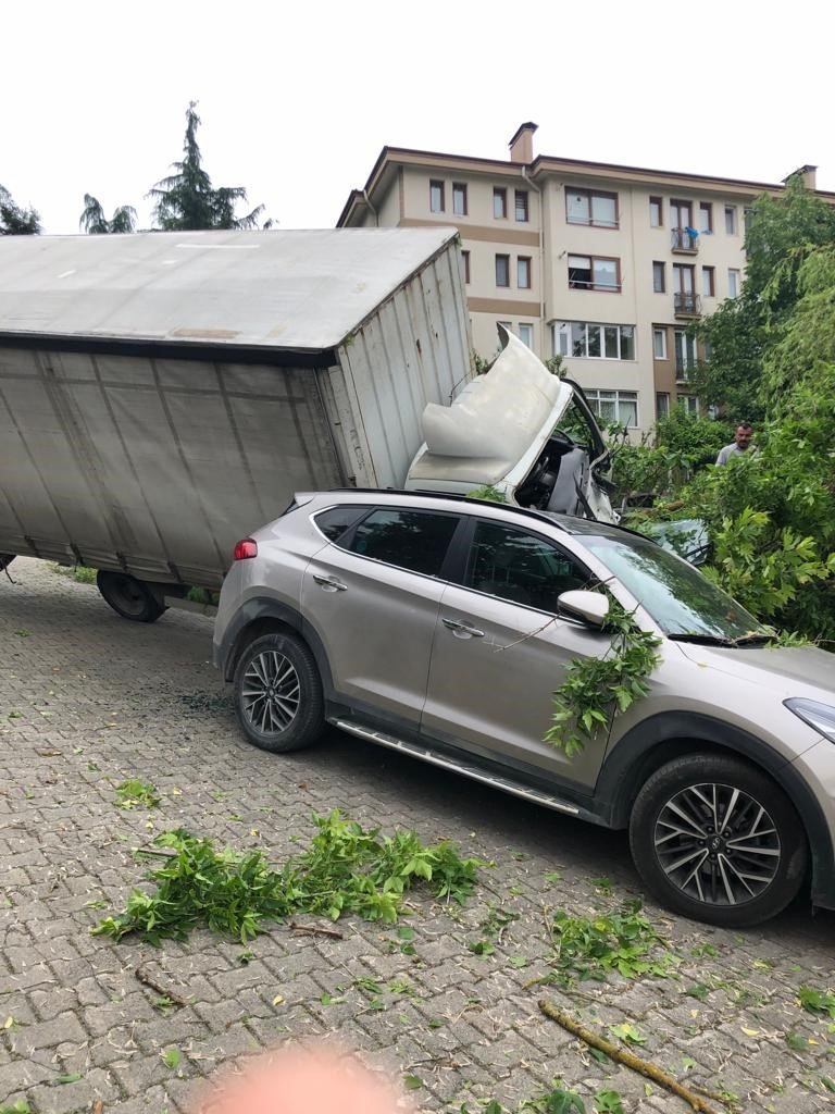 Freni boşalan kamyon aracın üzerine devrildi