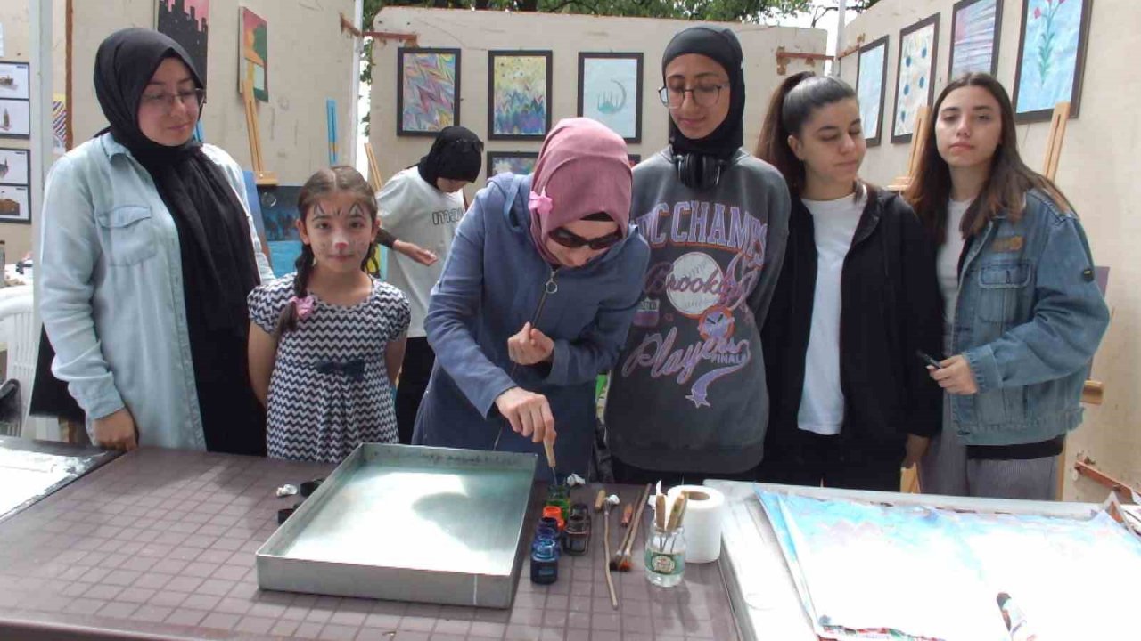 Burhaniye’de ebru sanatına yoğun ilgi