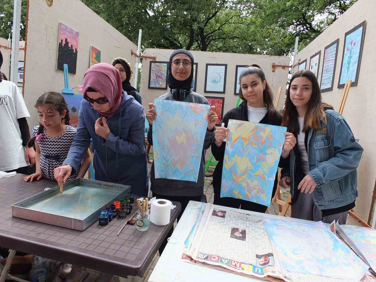 Burhaniye’de ebru sanatına yoğun ilgi