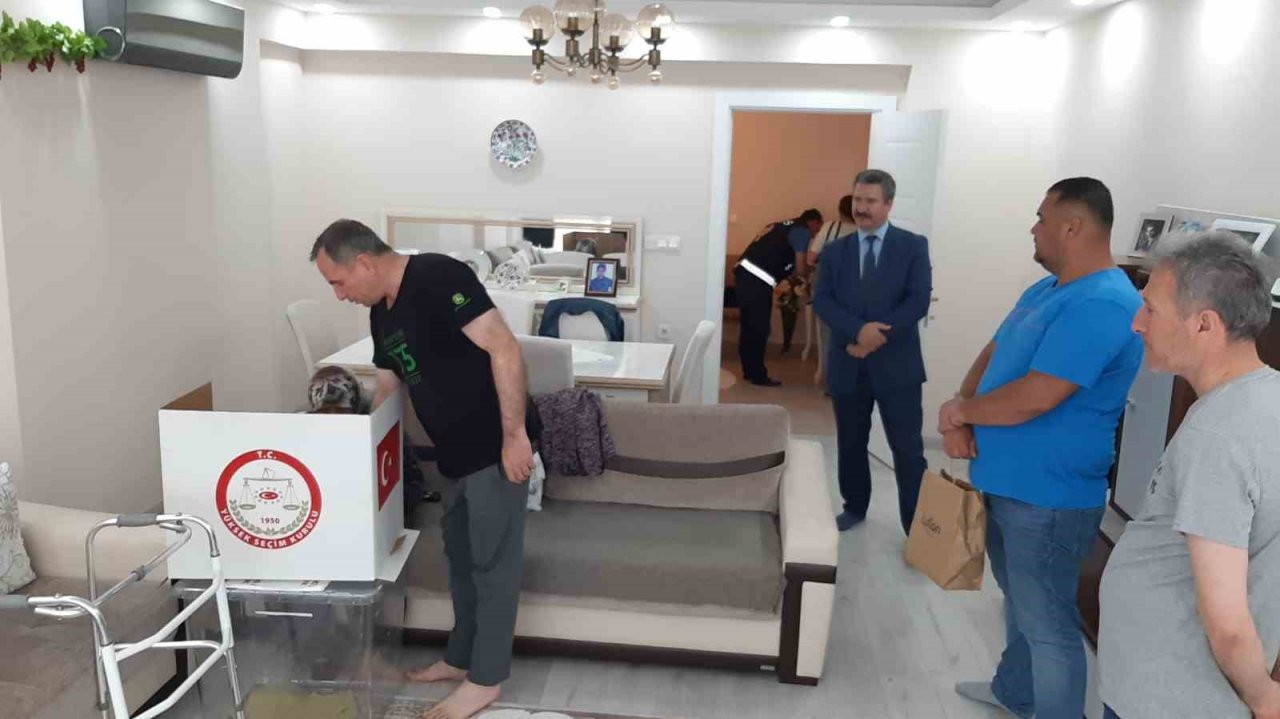 Oy kullanmaya gidemeyen seçmene ’seyyar sandık’ gitti