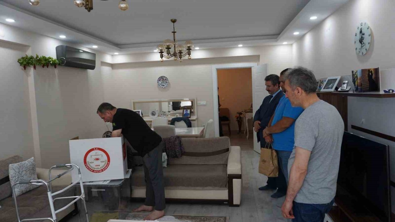 Oy kullanmaya gidemeyen seçmene ’seyyar sandık’ gitti