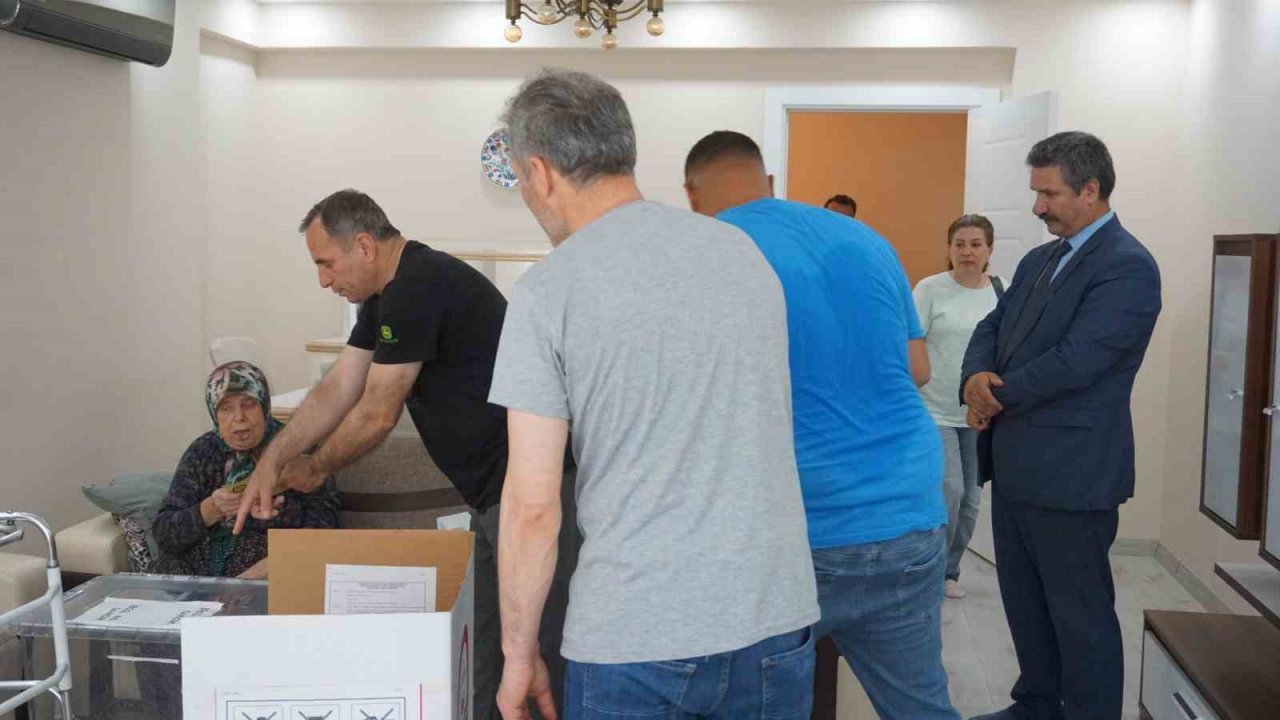 Oy kullanmaya gidemeyen seçmene ’seyyar sandık’ gitti