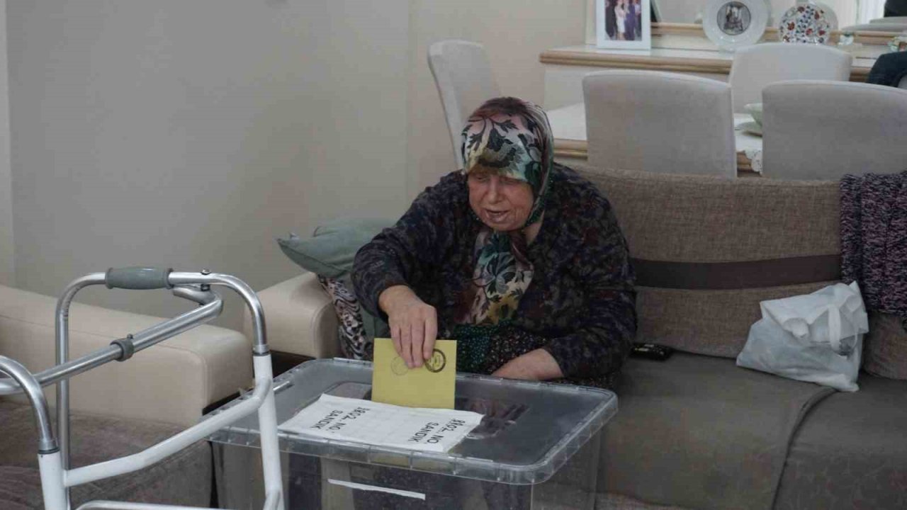 Oy kullanmaya gidemeyen seçmene ’seyyar sandık’ gitti