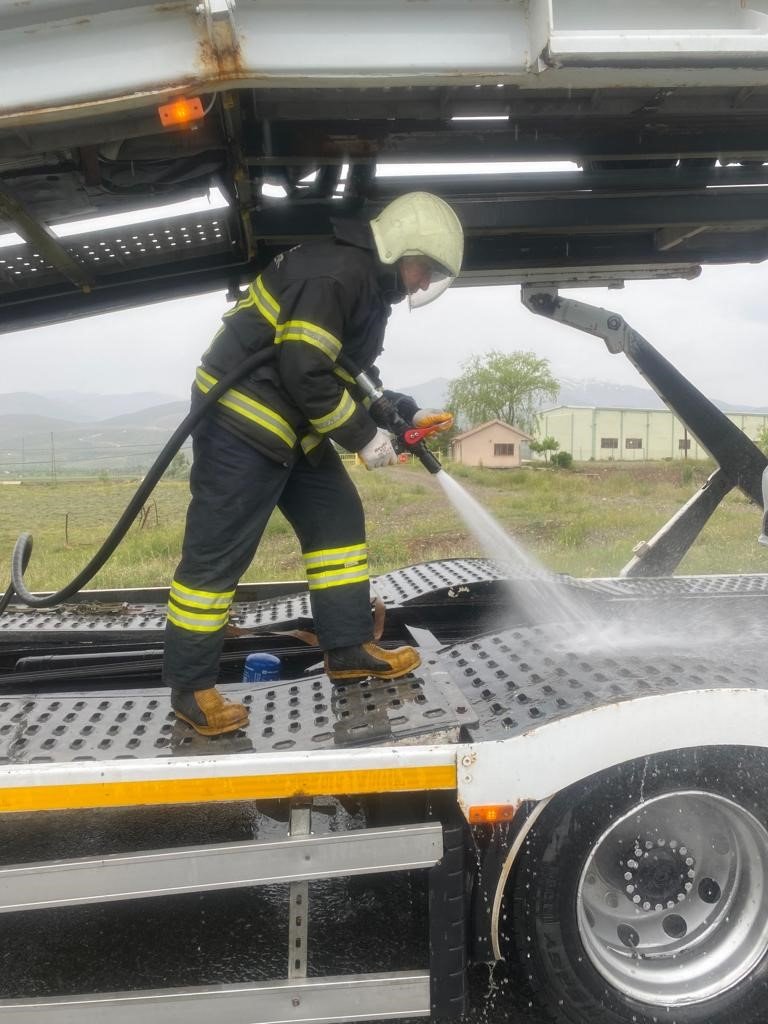 Balataları yanan otomobil yüklü tıra itfaiye müdahale etti