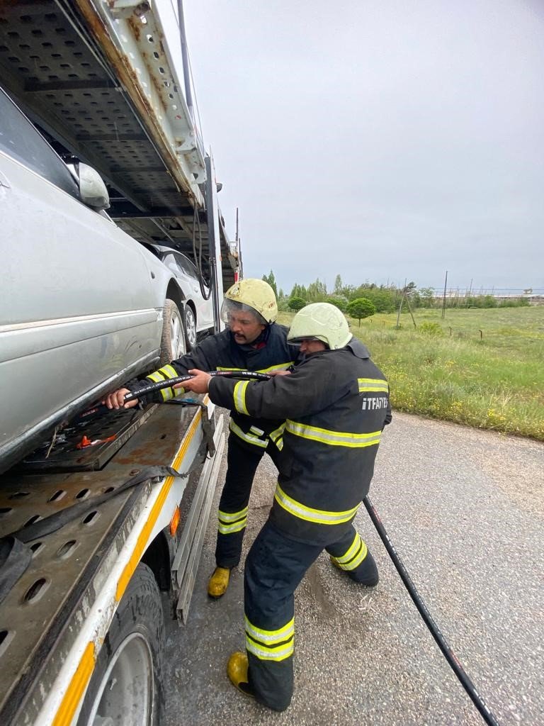 Balataları yanan otomobil yüklü tıra itfaiye müdahale etti
