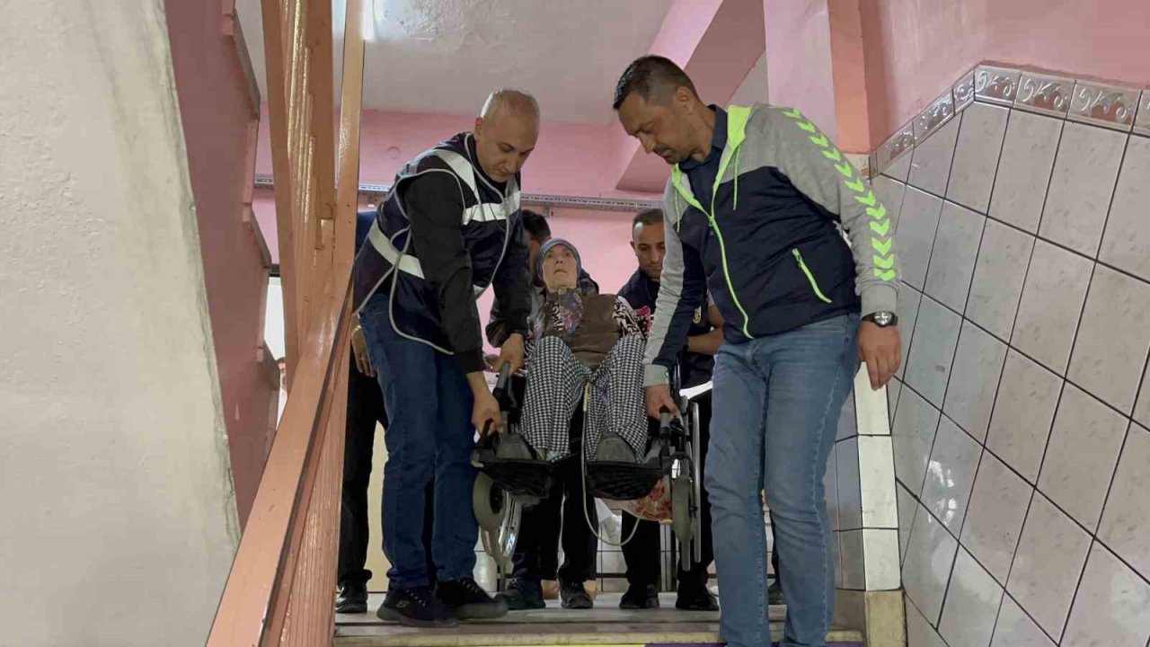 Oy kullanmaya gelen parkinson hastasına polisler yardım etti