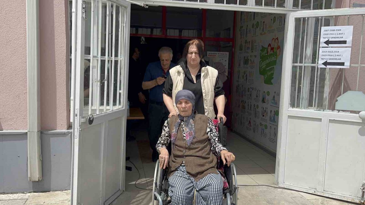 Oy kullanmaya gelen parkinson hastasına polisler yardım etti