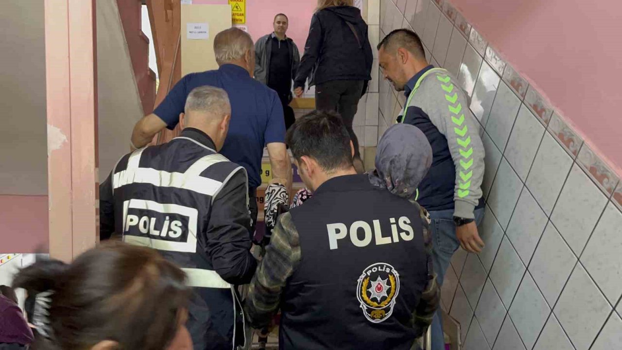 Oy kullanmaya gelen parkinson hastasına polisler yardım etti