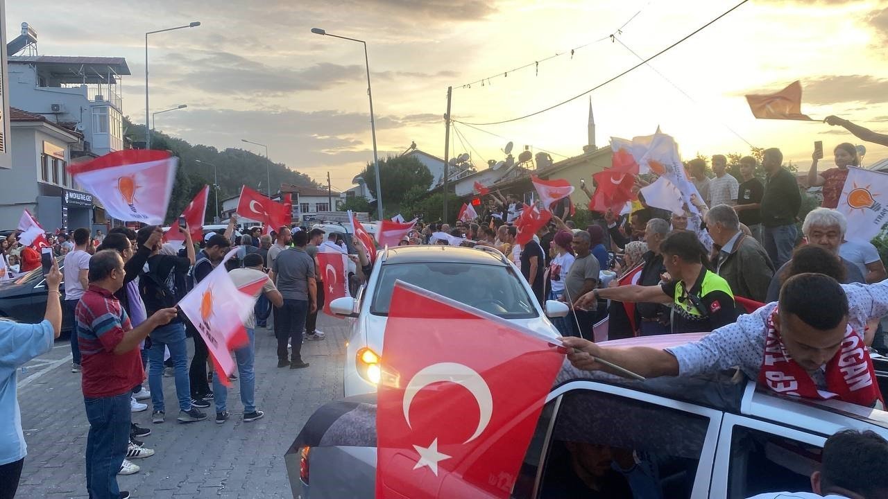 Fethiye’de seçim zaferi kutlanıyor