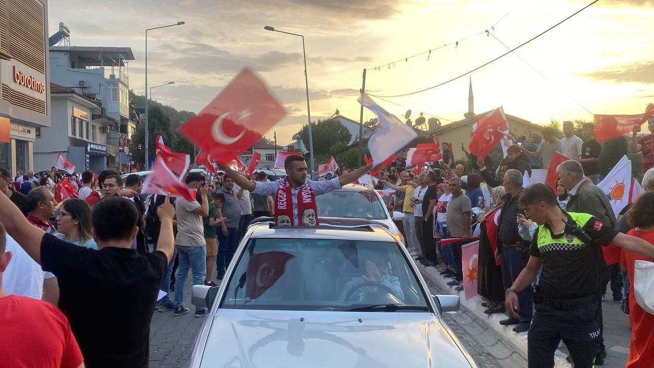 Fethiye’de seçim zaferi kutlanıyor
