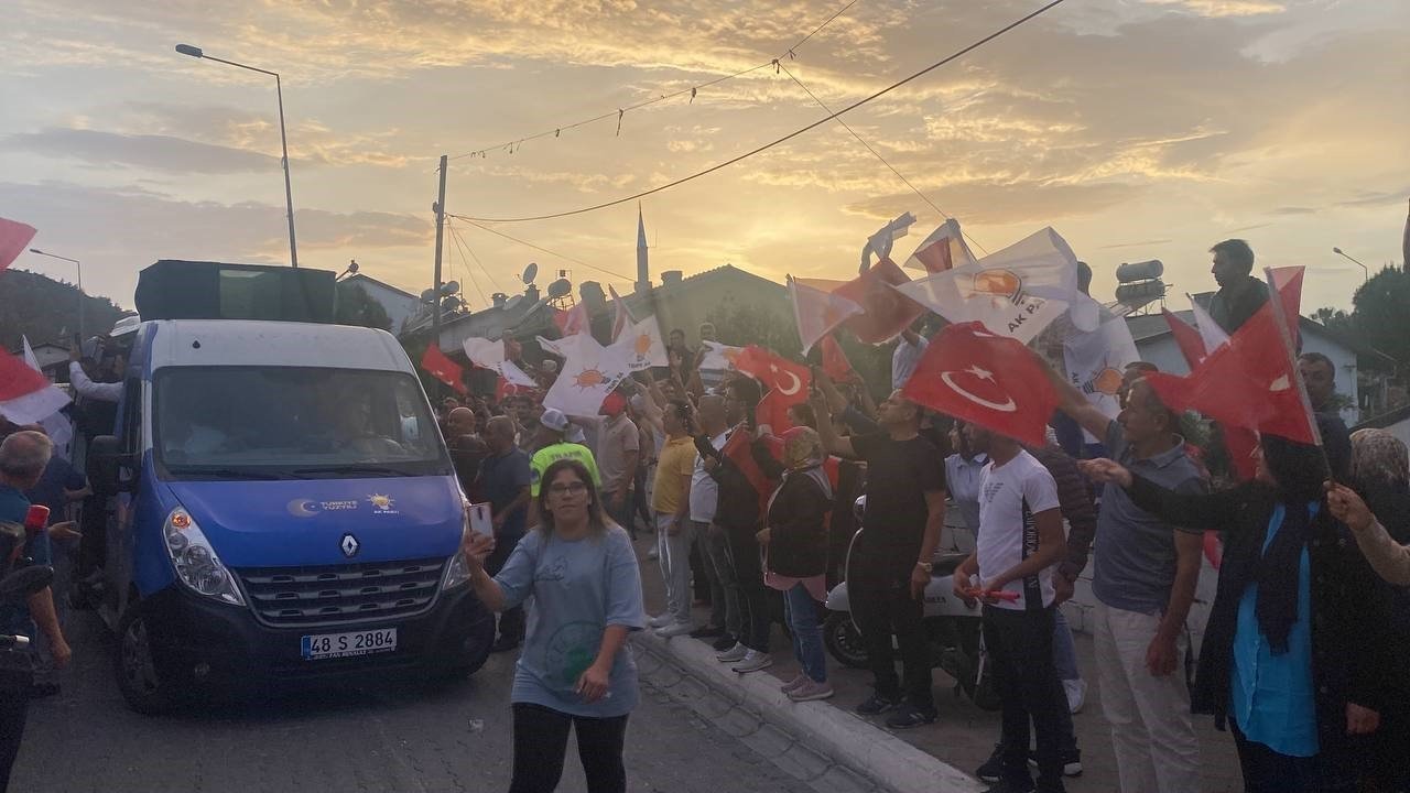Fethiye’de seçim zaferi kutlanıyor