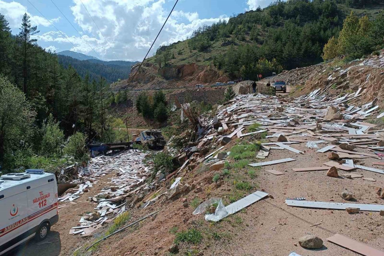 Laminant yüklü tır dereye yuvarlandı: 1 yaralı