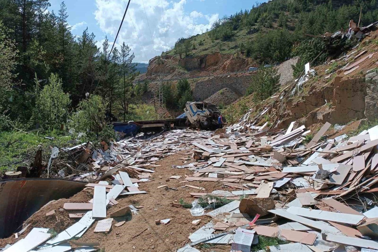 Laminant yüklü tır dereye yuvarlandı: 1 yaralı