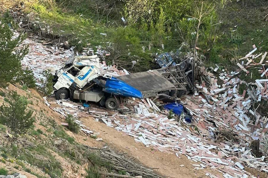 Laminant yüklü tır dereye yuvarlandı: 1 yaralı