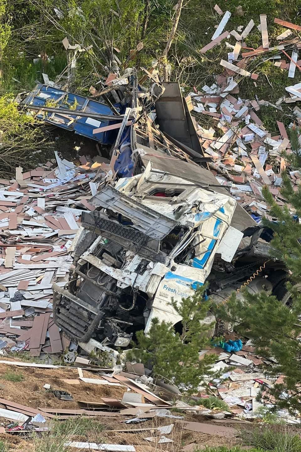 Laminant yüklü tır dereye yuvarlandı: 1 yaralı