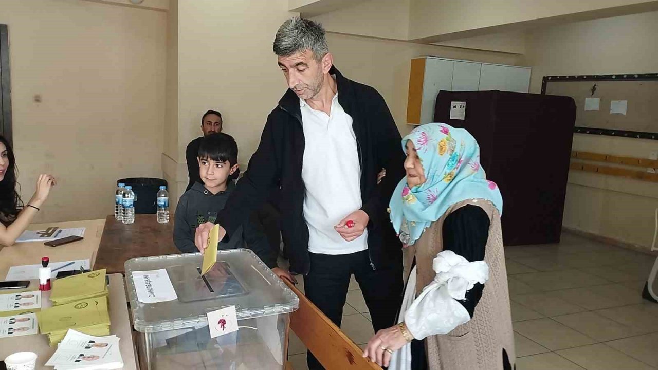 Hakkari’de oy verme işlemi başladı