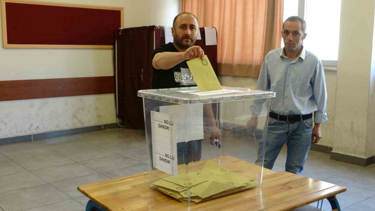 Yüksekova’da oy kullanma işlemi devam ediyor