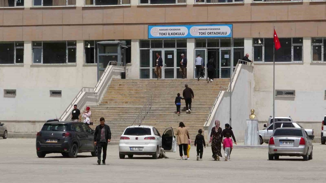 Yüksekova’da oy kullanma işlemi devam ediyor