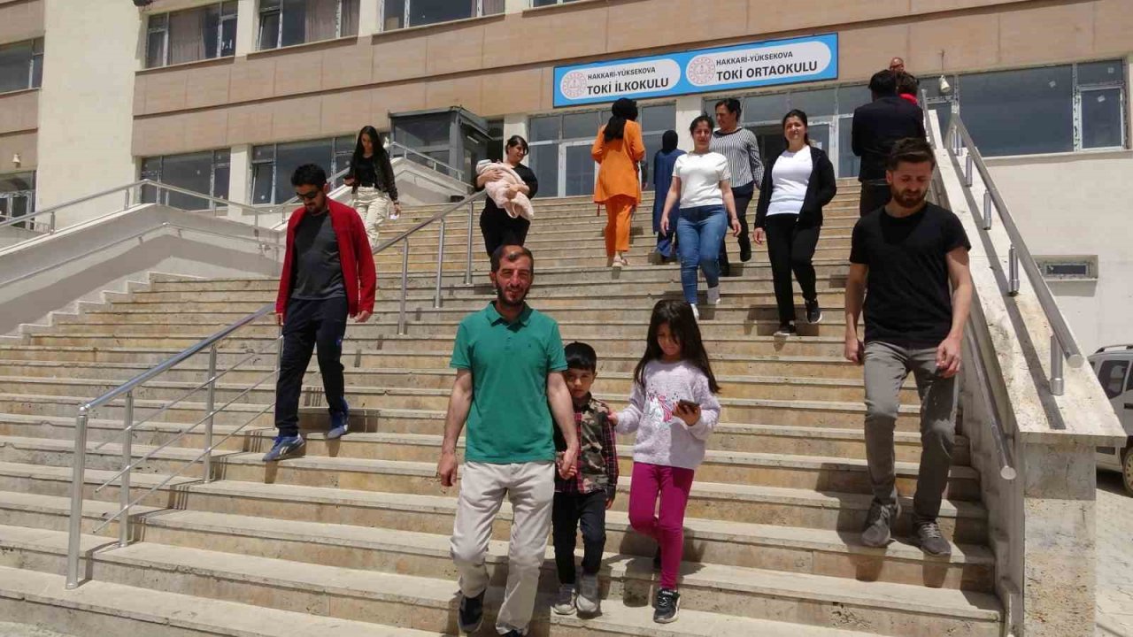 Yüksekova’da oy kullanma işlemi devam ediyor
