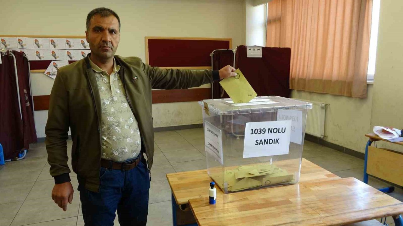 Yüksekova’da oy kullanma işlemi devam ediyor