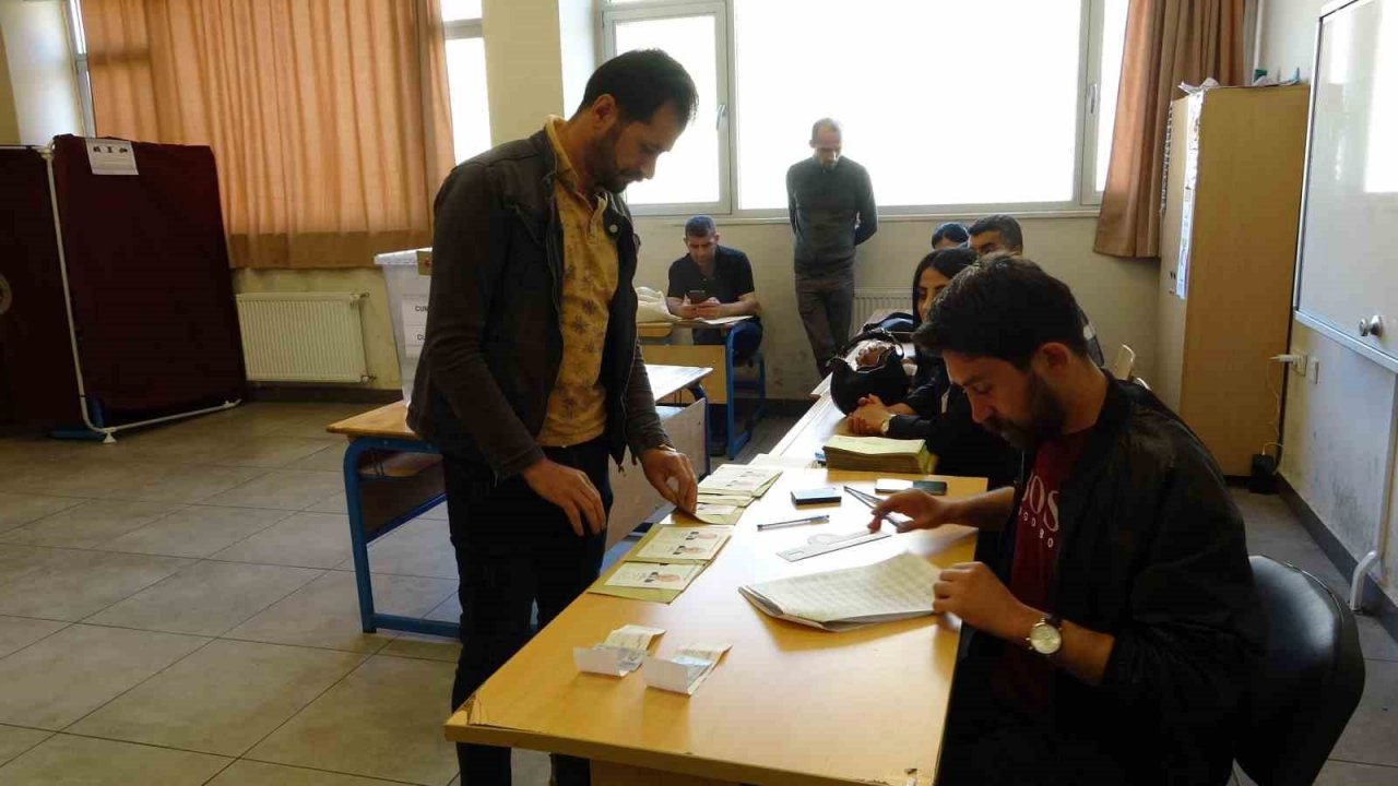 Yüksekova’da oy kullanma işlemi devam ediyor