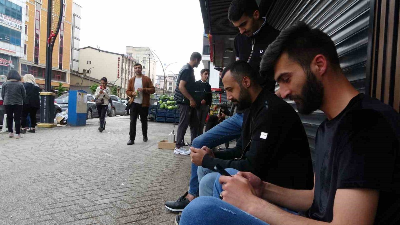 Yüksekovalılar seçim sonuçlarına odaklandı
