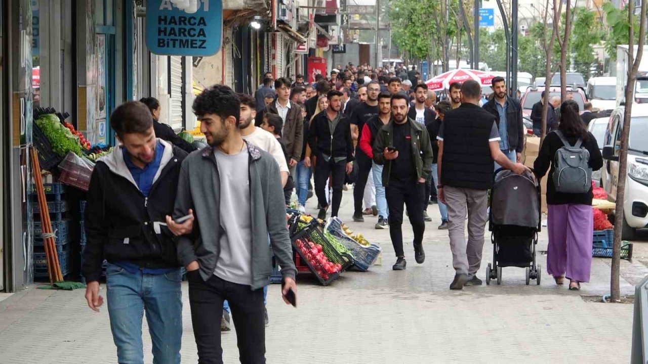 Yüksekovalılar seçim sonuçlarına odaklandı