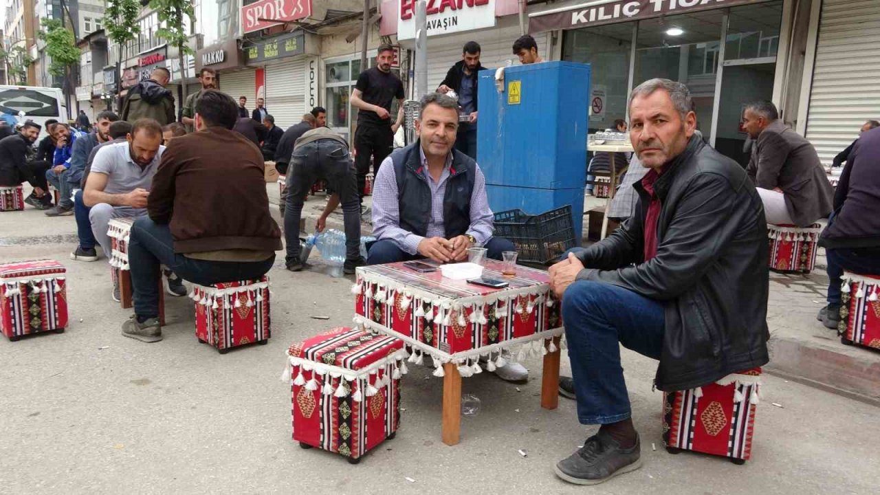 Yüksekovalılar seçim sonuçlarına odaklandı