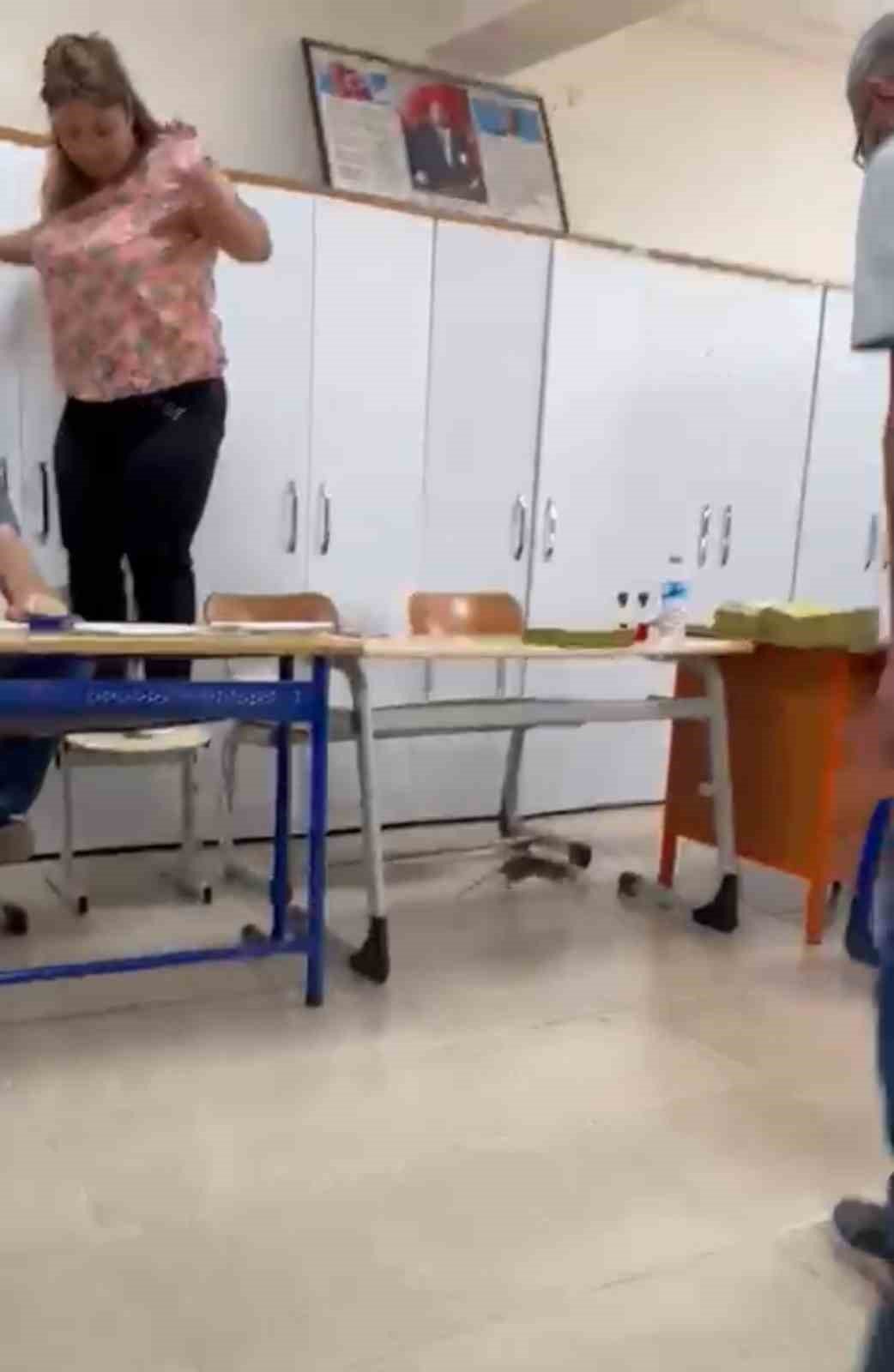 Oy kullanılan okulda fare alarmı