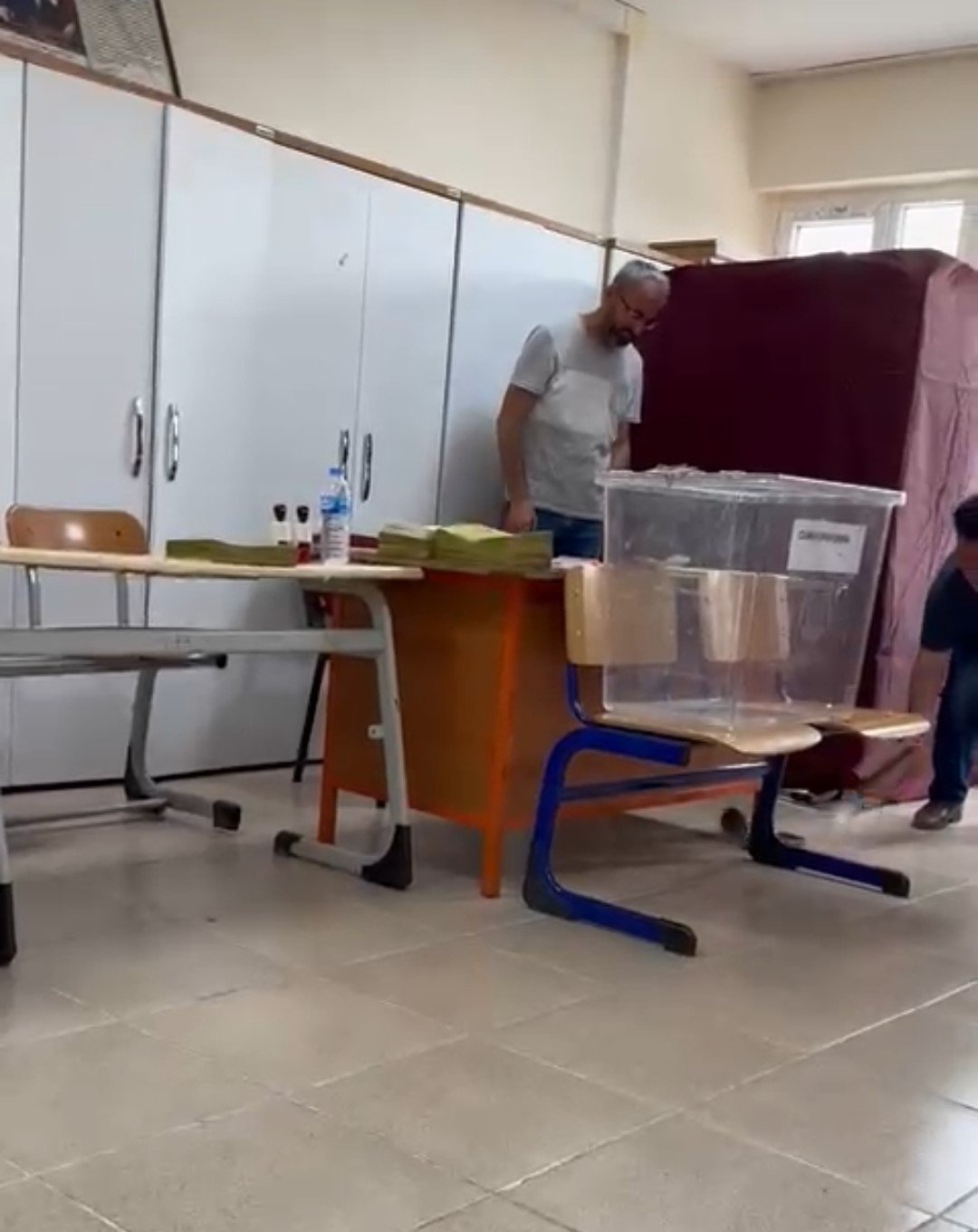 Oy kullanılan okulda fare alarmı