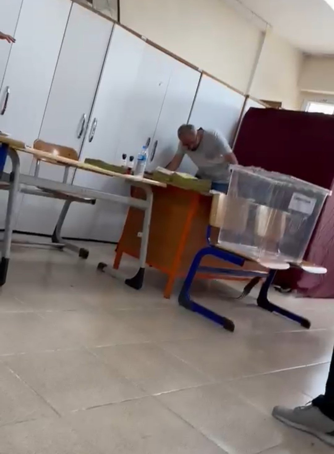 Oy kullanılan okulda fare alarmı