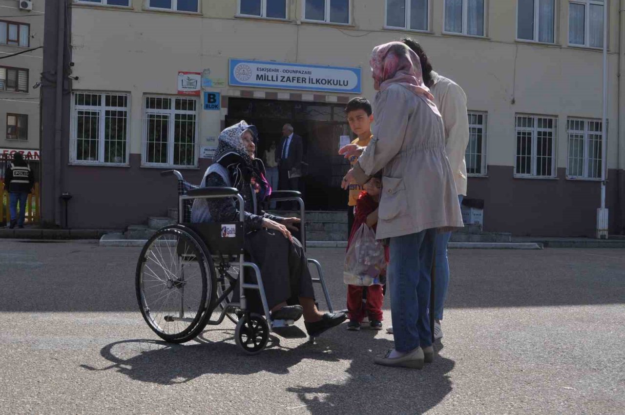 92 yaşındaki Zehra teyze tekerlekli sandalye ile de olsa oyunu kullandı