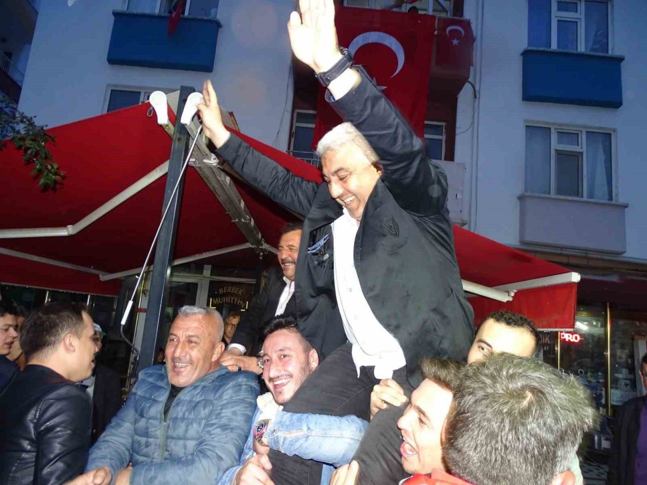 Hisarcık’ta seçim kutlamaları