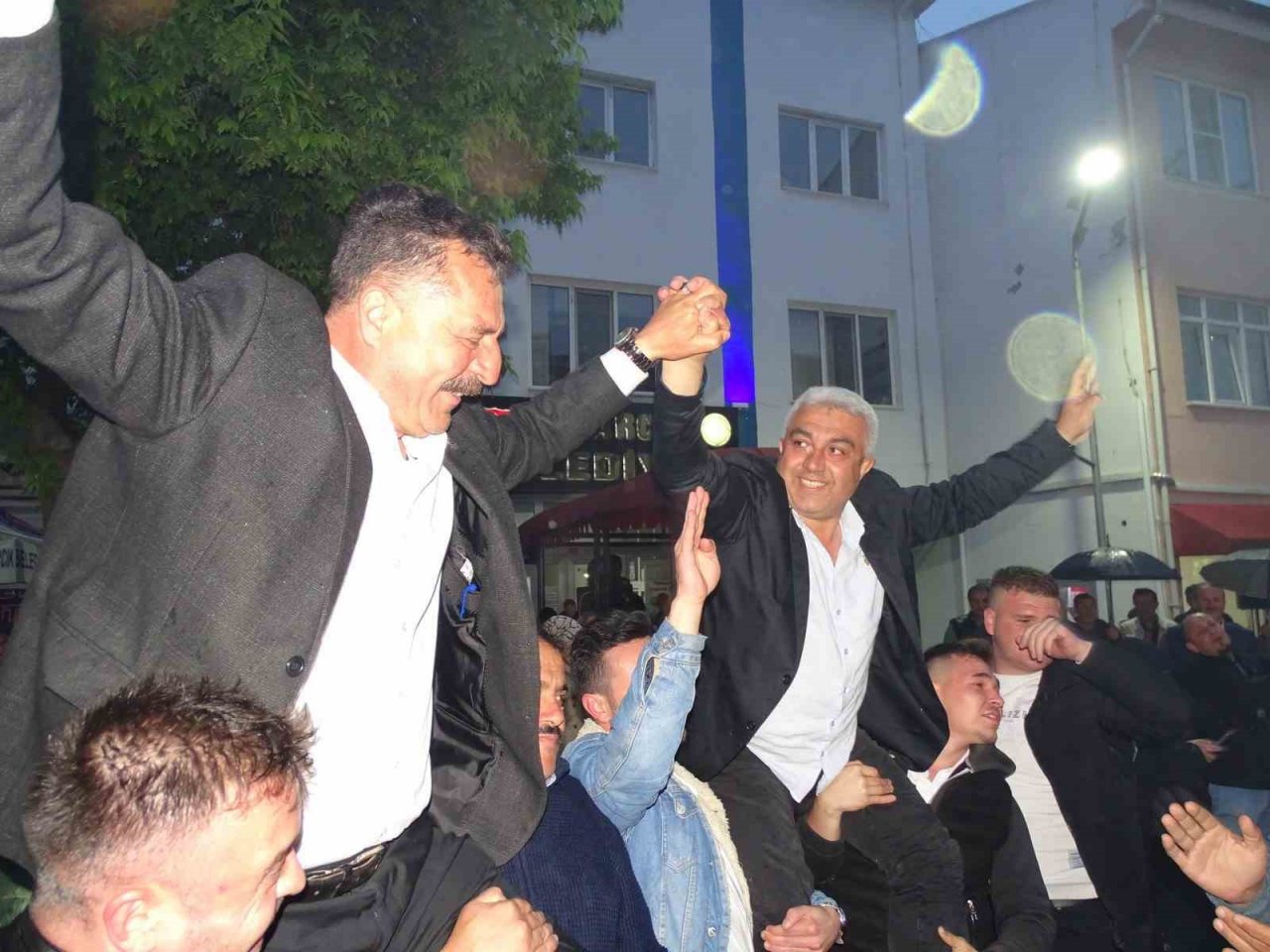 Hisarcık’ta seçim kutlamaları
