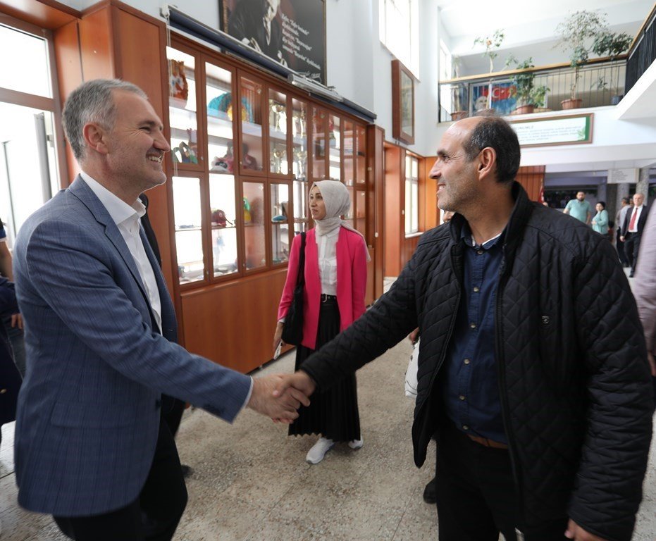 İnegöl Belediye Başkanı Alper Taban oyunu kullandı