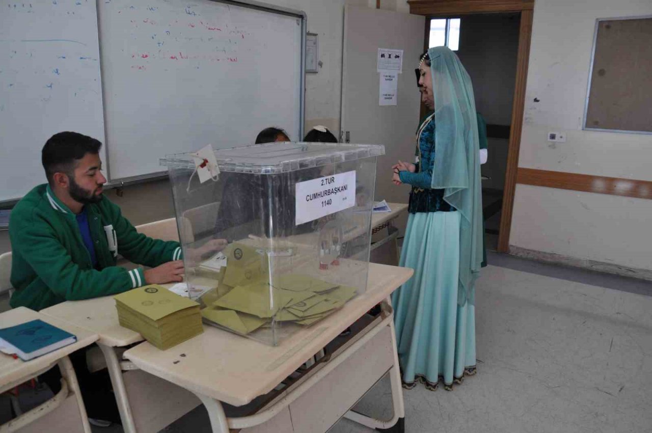 Karslı çift, Kafkas kıyafetiyle oy kullanmaya geldi