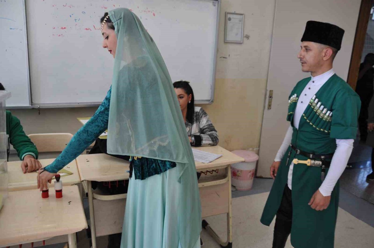 Karslı çift, Kafkas kıyafetiyle oy kullanmaya geldi