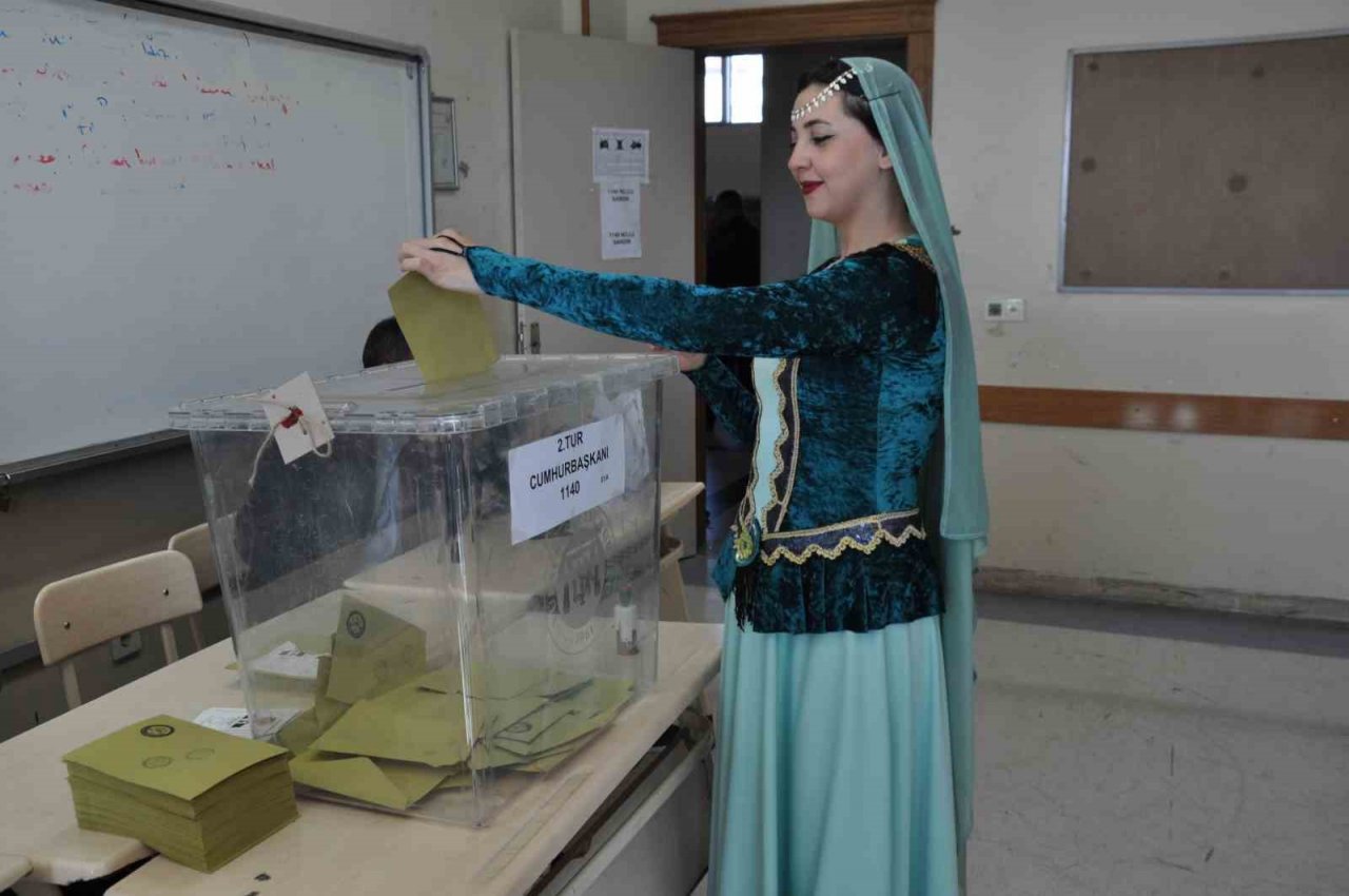 Karslı çift, Kafkas kıyafetiyle oy kullanmaya geldi