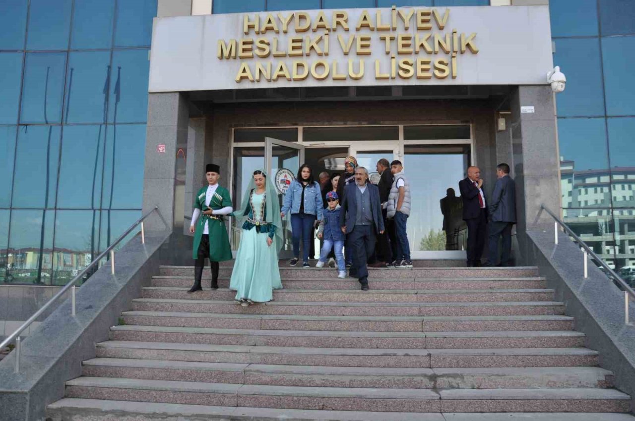 Karslı çift, Kafkas kıyafetiyle oy kullanmaya geldi