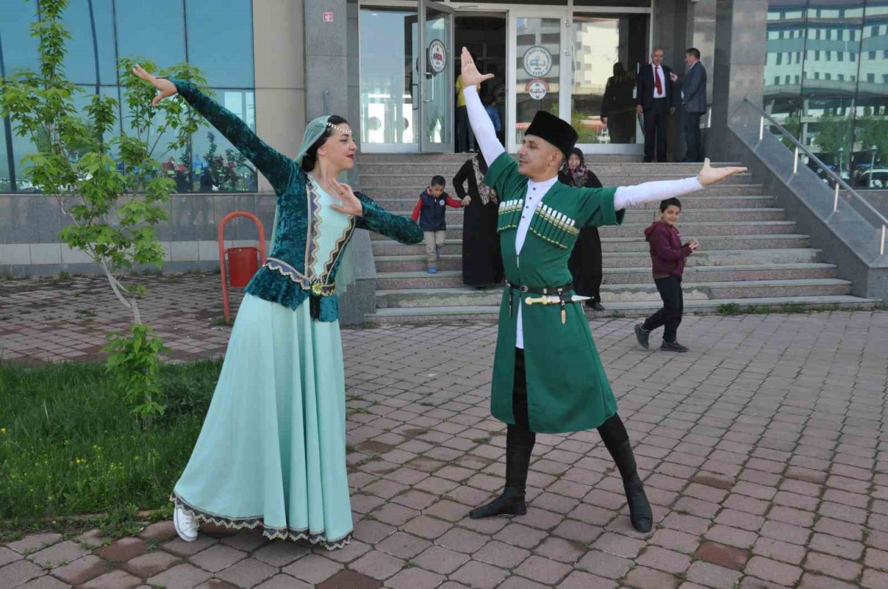 Karslı çift, Kafkas kıyafetiyle oy kullanmaya geldi