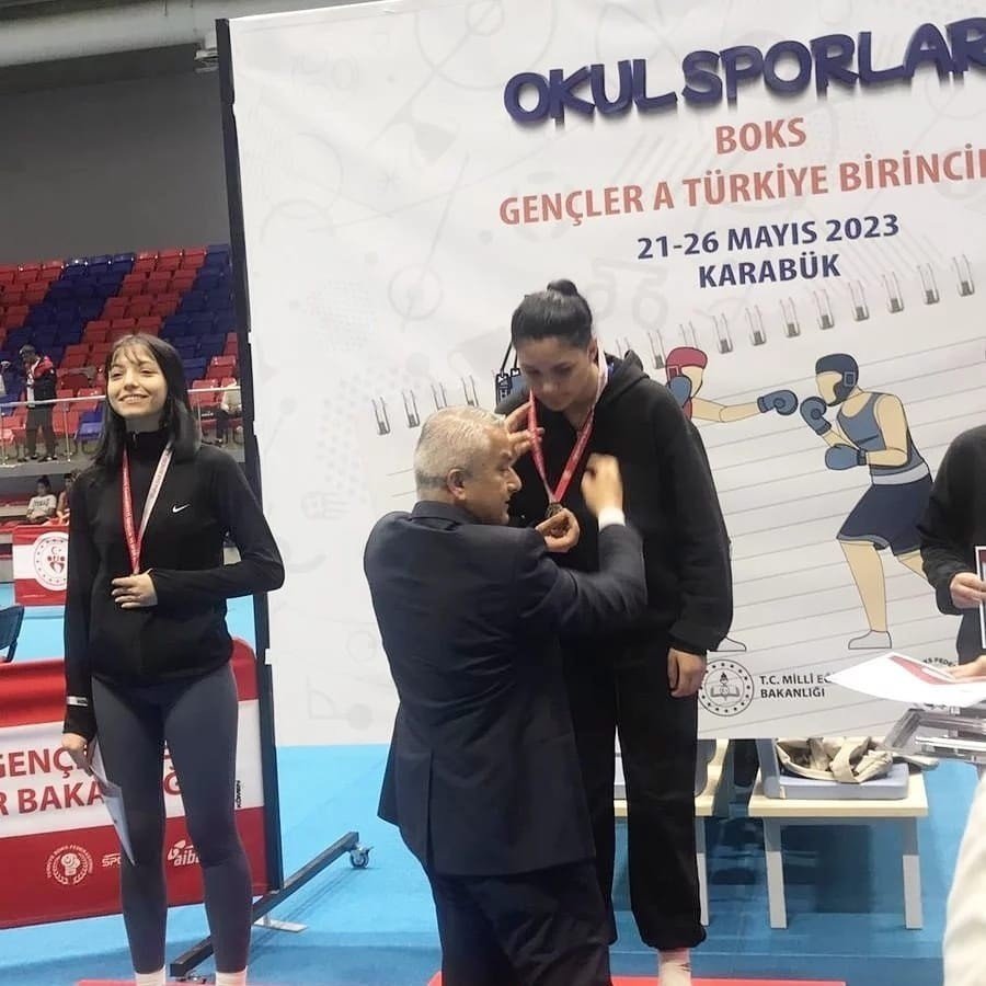 Aydınlı sporcular madalyalara doymuyor
