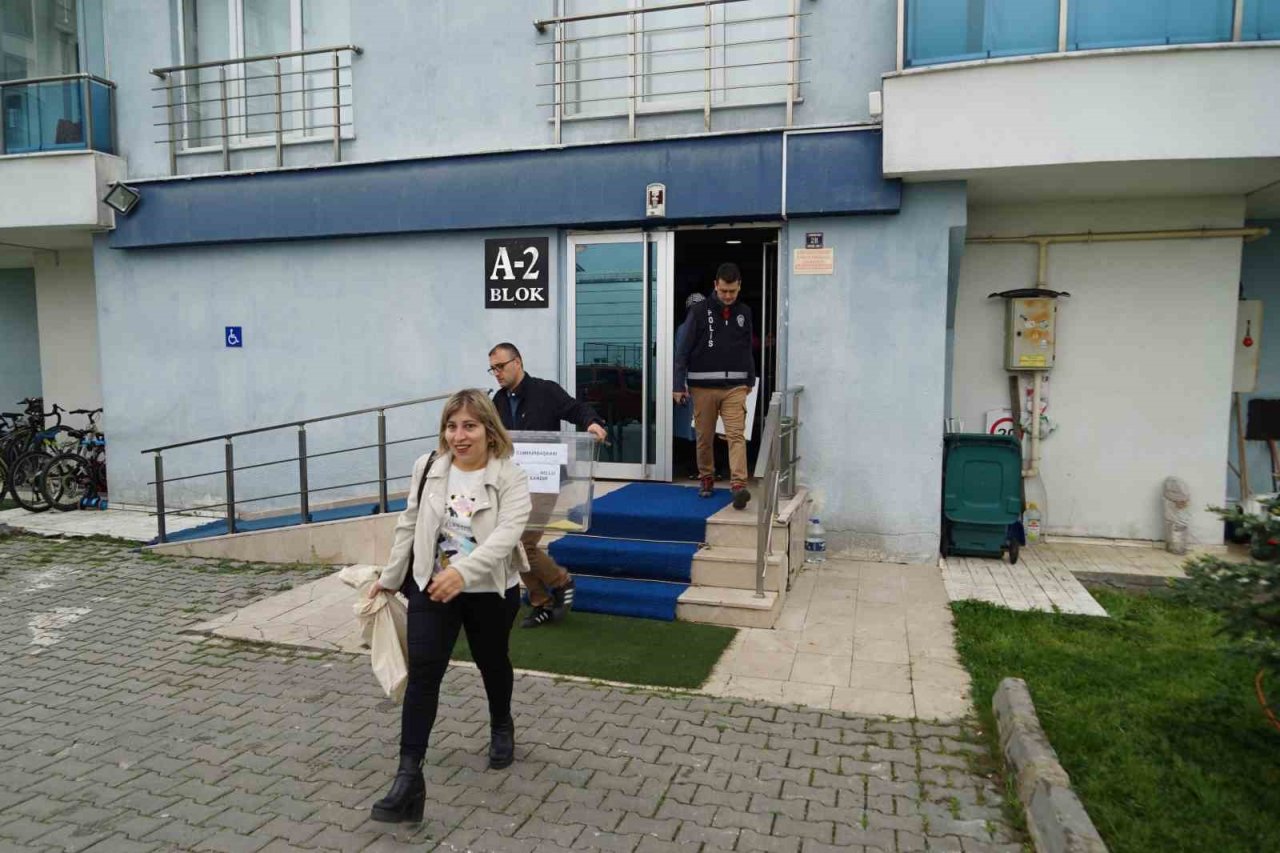 Seyyar sandıklar hasta ve engelli vatandaşların ayağına gitti