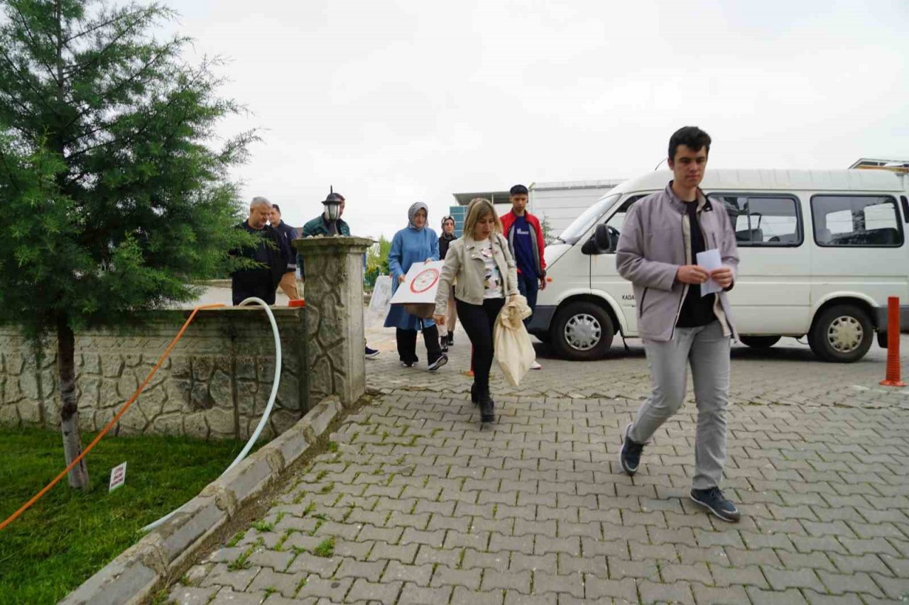 Seyyar sandıklar hasta ve engelli vatandaşların ayağına gitti