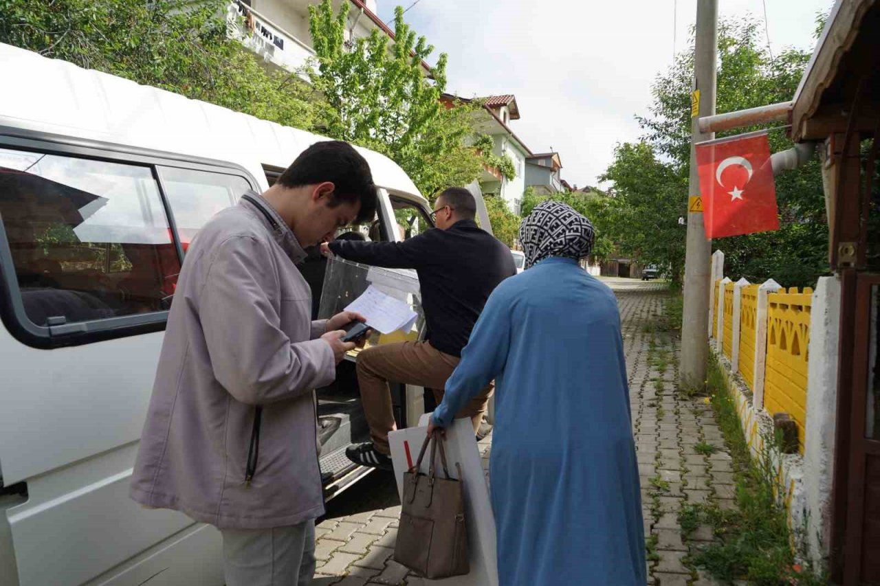 Seyyar sandıklar hasta ve engelli vatandaşların ayağına gitti