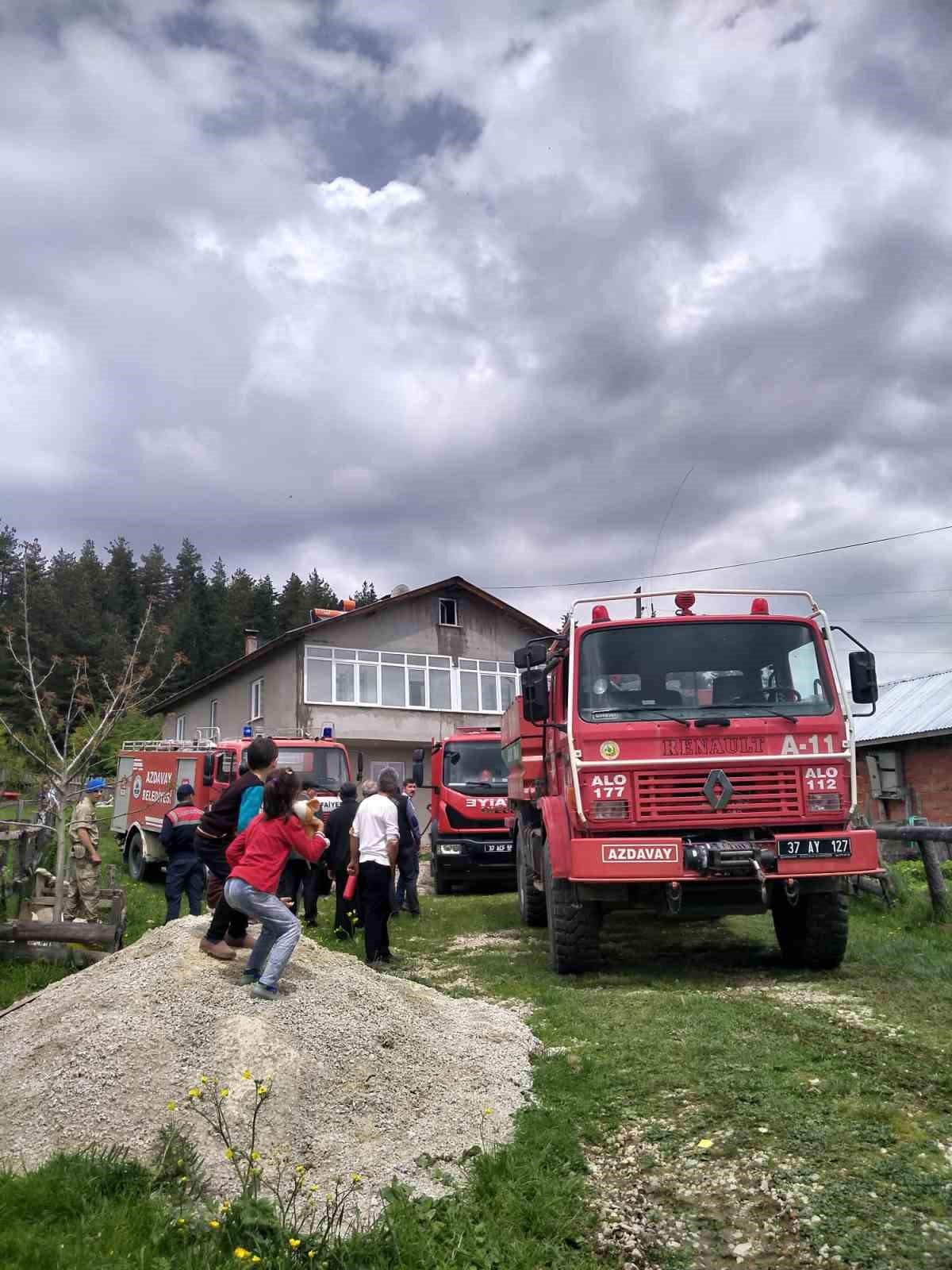 2 katlı binanın çatısında korkutan yangın
