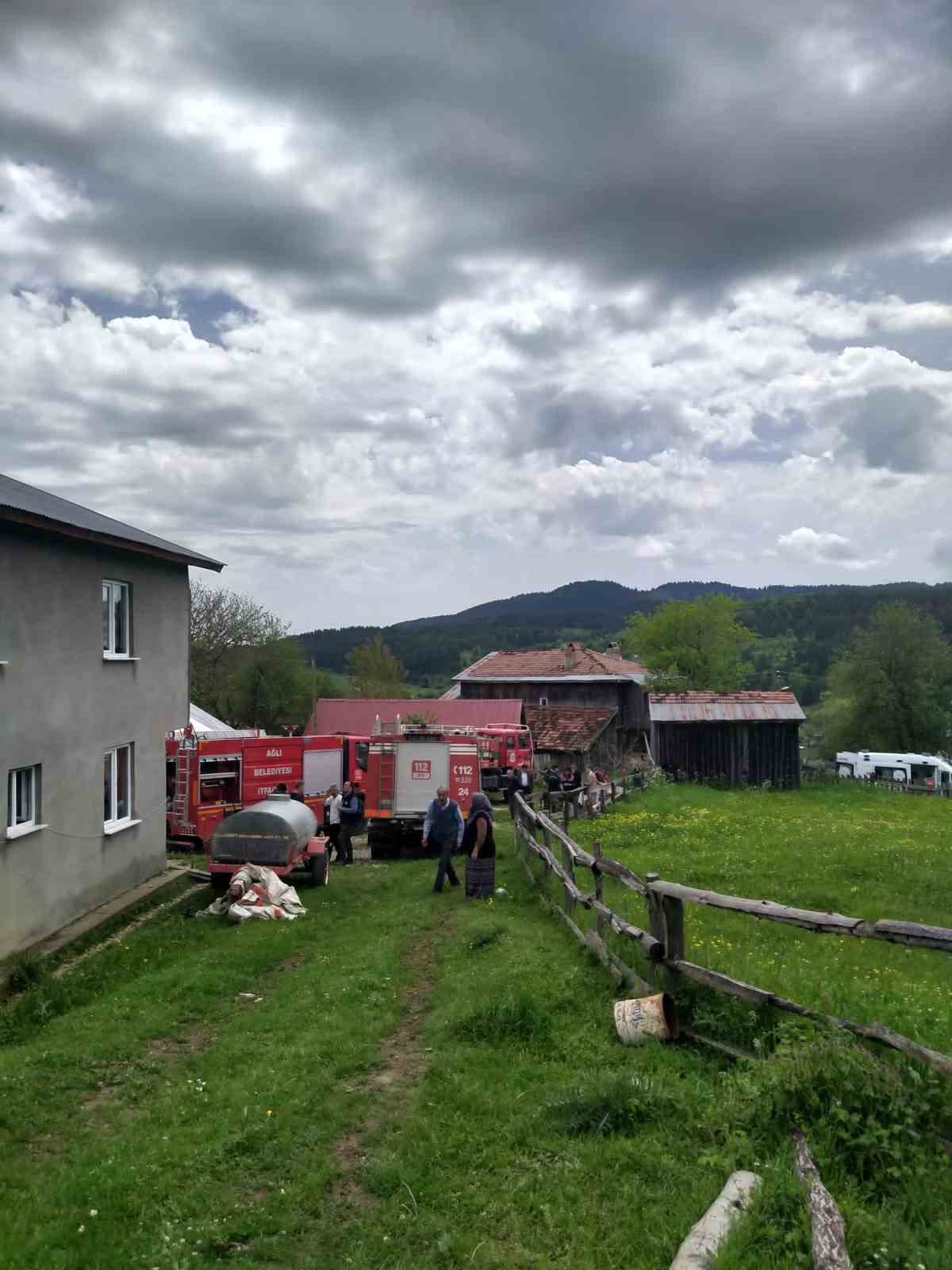 2 katlı binanın çatısında korkutan yangın