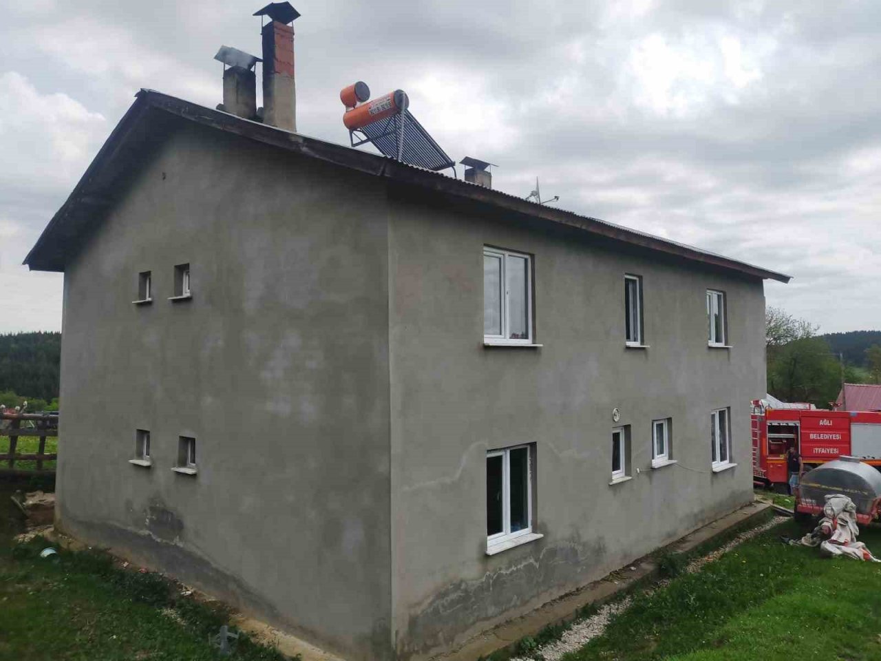 2 katlı binanın çatısında korkutan yangın