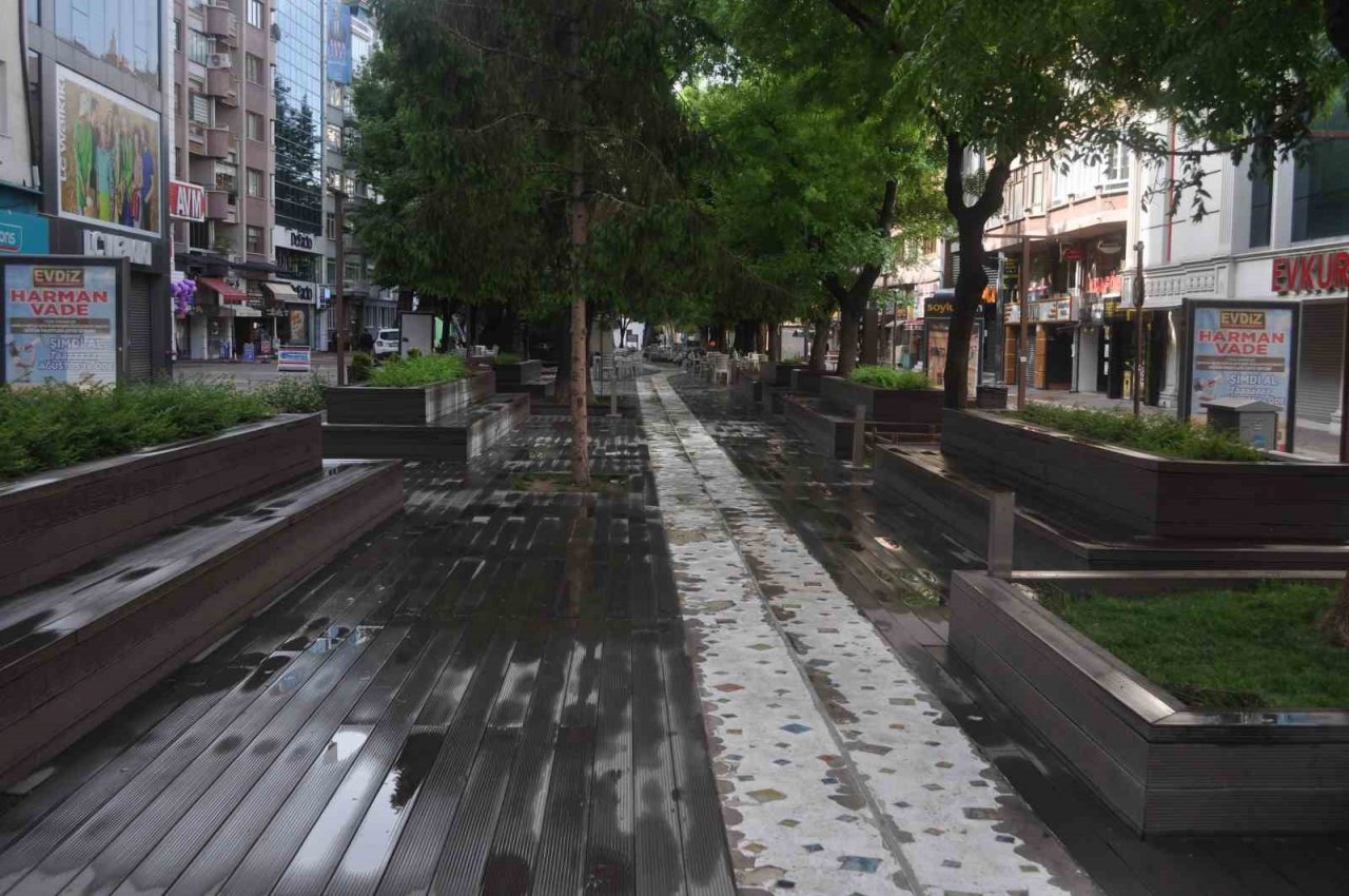 Eskişehir’de cadde ve sokaklarda 2. tur sessizliği hakim